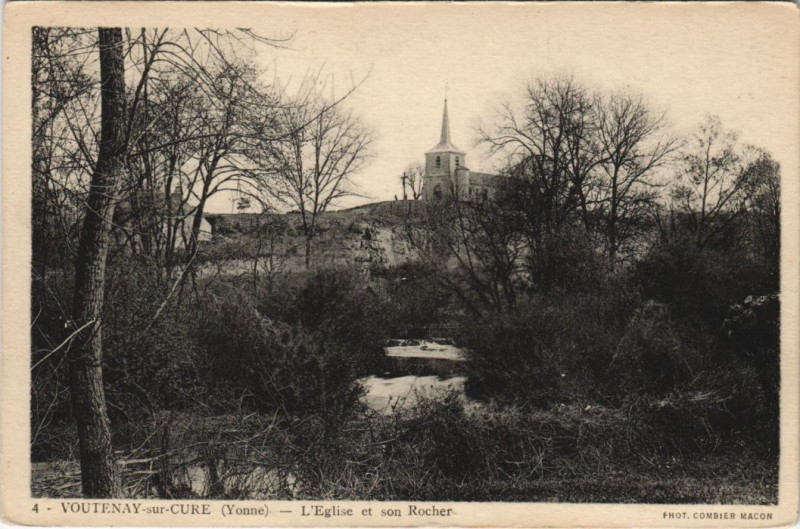 Carte postale ancienne Voutenay-Sur-Cure l'Eglise et son Rocher à Voutenay-sur-Cure