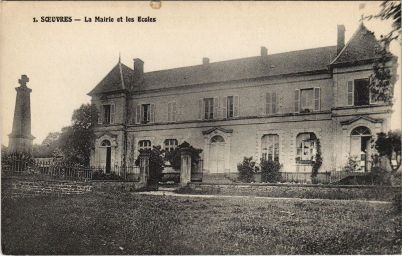 Carte postale ancienne Soeuvres La Mairie et les Ecoles