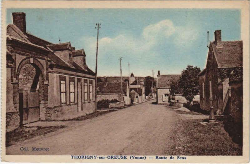 Carte postale ancienne Thorigny-Sur-Oreuse Route de Sens à Sens