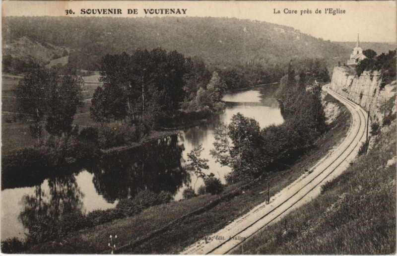 Carte postale ancienne Voutenay-Sur-Cure La Cure pres de l'Eglise à Voutenay-sur-Cure