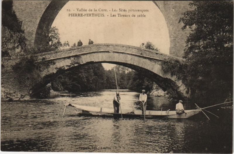 Carte postale ancienne Pierre-Perthuis Les Tireurs de sable à Pierre-Perthuis
