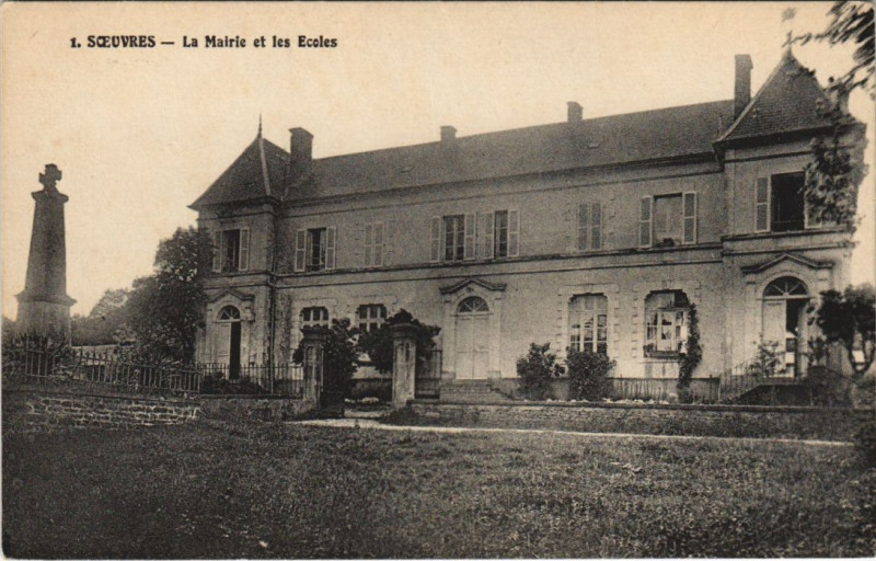Carte postale ancienne Soeuvres La Mairie et les Ecoles