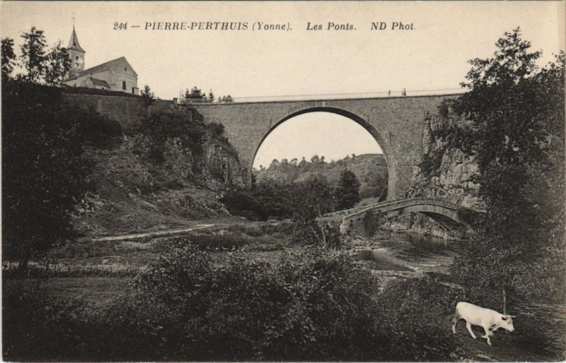 Carte postale ancienne Pierre-Perthuis Les Ponts à Pierre-Perthuis