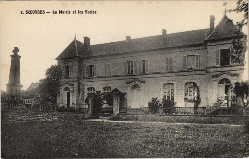 Carte postale ancienne Soeuvres La Mairie et les Ecoles