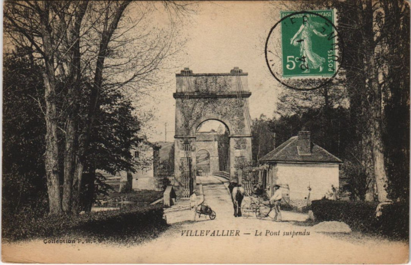 Carte postale ancienne Villevallier Le Pont suspendu à Villevallier