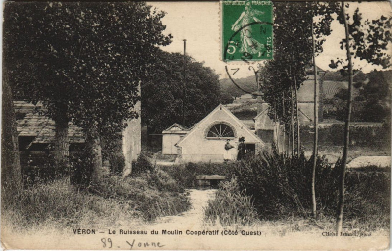 Carte postale ancienne Veron Le Ruisseau du Moulin Cooperatif