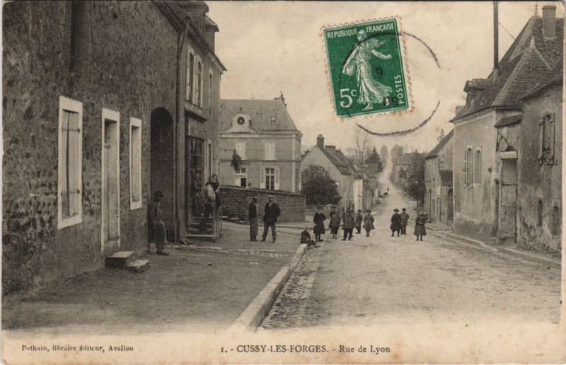 Carte postale ancienne Cussy-Les-Forges Rue de Lyon à Cussy-les-Forges