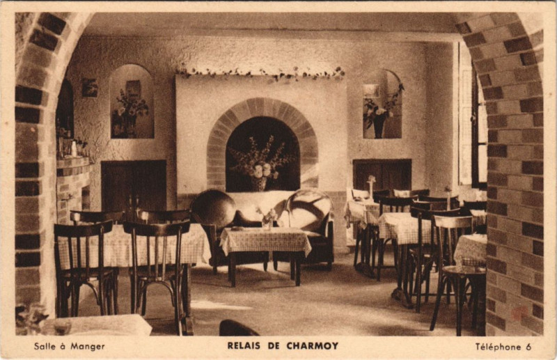 Carte postale ancienne Relais de Charmoy Salle a manger à Charmoy
