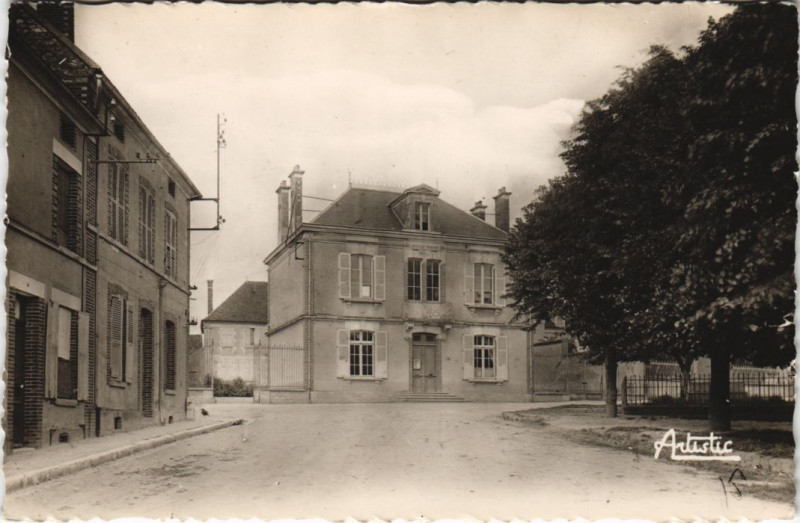 Carte postale ancienne Ormoy Place de la mairie à Ormoy