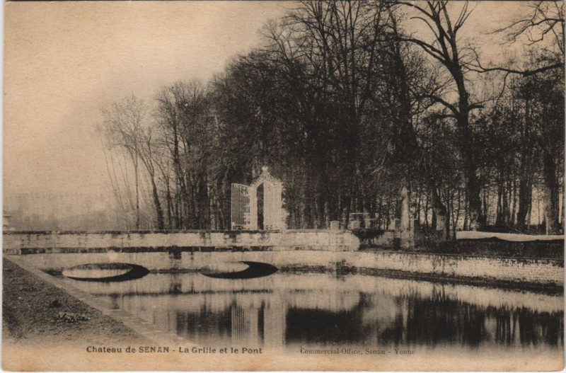 Carte postale ancienne Chateau de Senan La Grille et le Pont à Senan