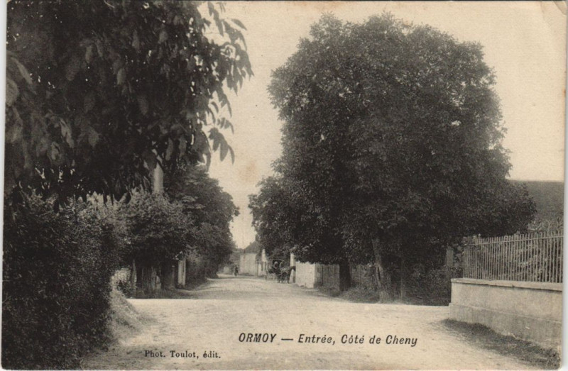 Carte postale ancienne Ormoy Entrée Cote de Cheny à Cheny