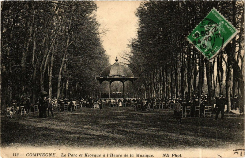 Carte postale ancienne Compiegne La Parc et Kiosque a l'Heure de la Musique