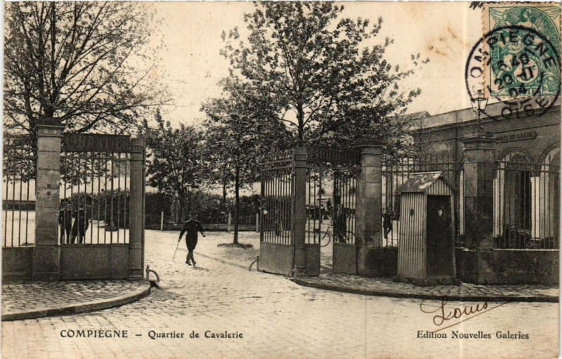 Carte postale ancienne Compiegne Quartier de Cavalerie