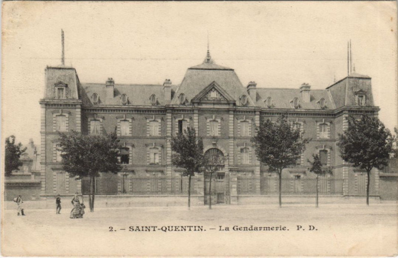 Carte postale ancienne Saint-Quentin La gendarmerie à Saint-Quentin