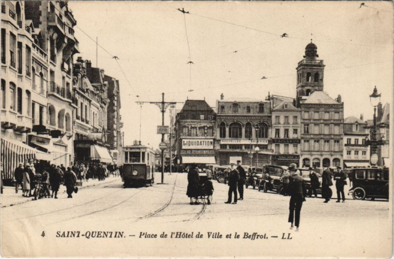 Carte postale ancienne Saint-Quentin Place de l'hotel de ville à Saint-Quentin