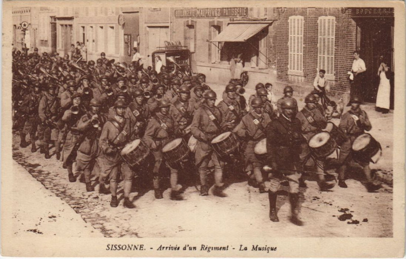 Carte postale ancienne Sissonne Arrivee d'un regiment à Sissonne