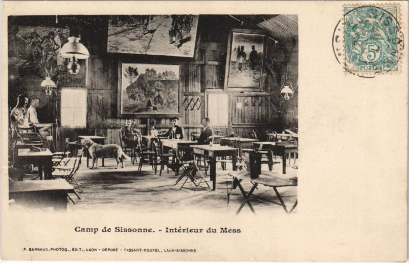 Carte postale ancienne Camp de Sissonne Interieur du mess à Sissonne