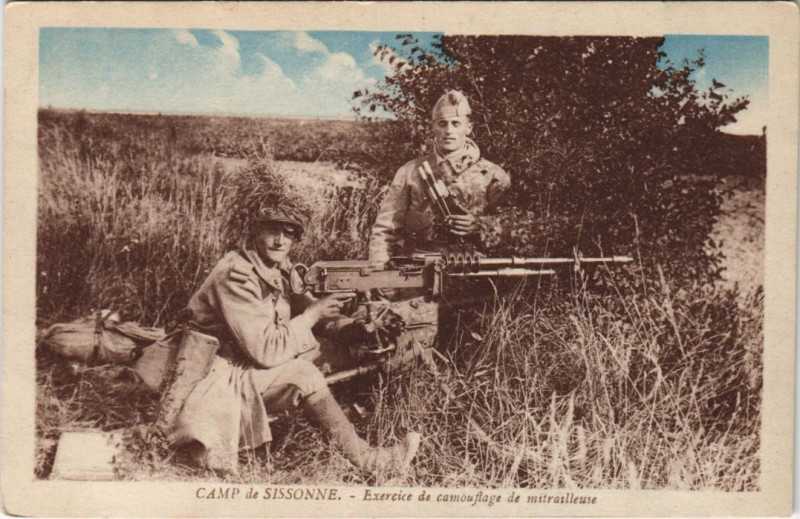 Carte postale ancienne Camp de Sissonne Exercise de camouflage à Sissonne