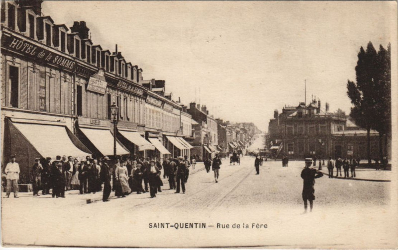 Carte postale ancienne Saint-Quentin Rue de la fere à Saint-Quentin
