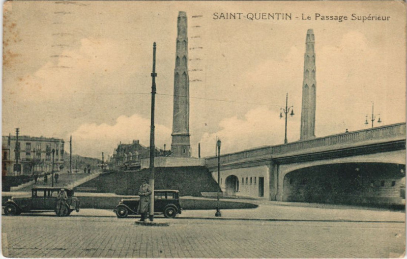 Carte postale ancienne Saint-Quentin Le passage à Saint-Quentin