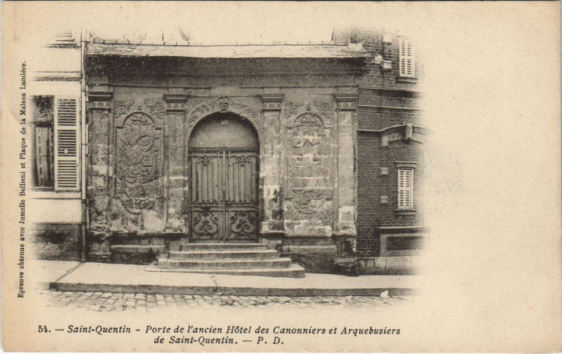 Carte postale ancienne Saint-Quentin porte de l'ancienn hotel des canonniers à Saint-Quentin