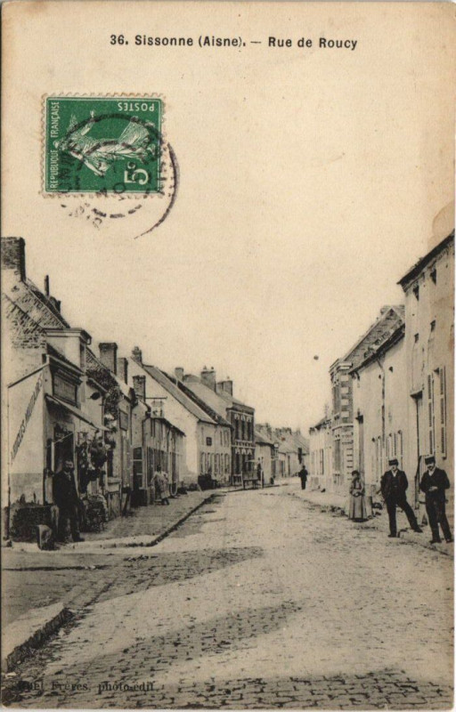 Carte postale ancienne Sissonne Rue de roucy à Roucy