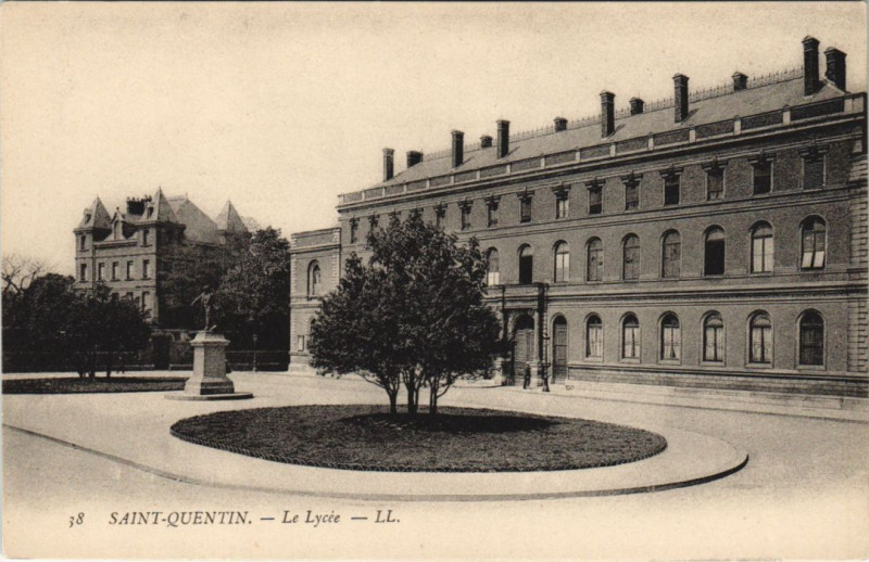 Carte postale ancienne Saint-Quentin Le lycee à Saint-Quentin