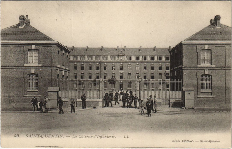Carte postale ancienne Saint-Quentin La caserne d'infanterie à Saint-Quentin