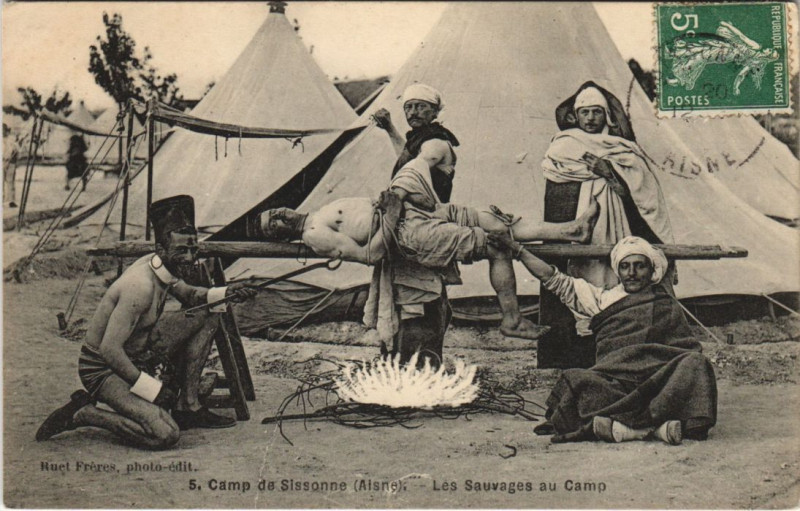 Carte postale ancienne Camp de Sissonne Les sauvages au camp à Sissonne