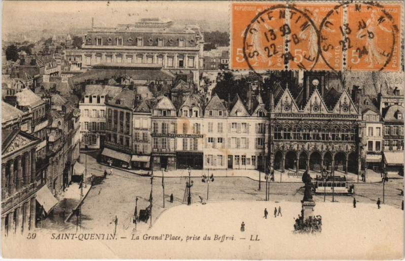 Carte postale ancienne Saint-Quentin La grand place à Saint-Quentin