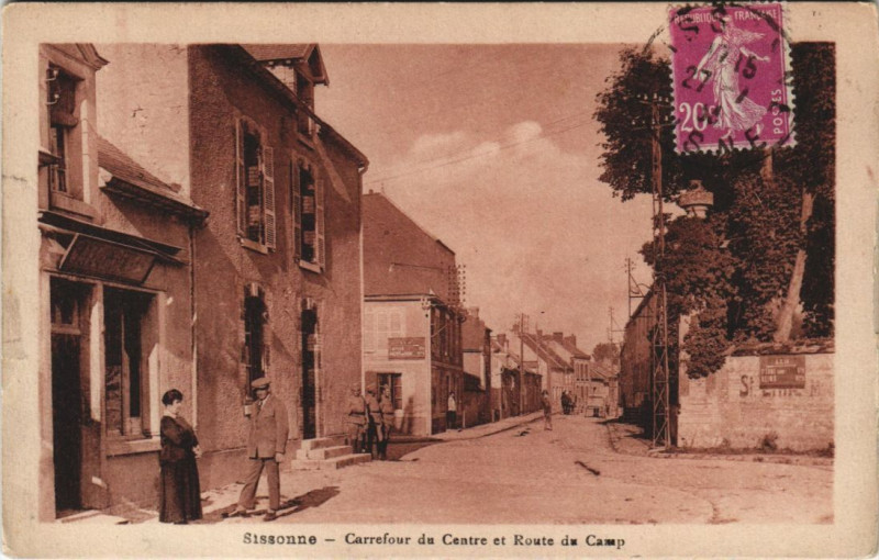 Carte postale ancienne Sissonne Carrefour du centre route du camp à Sissonne