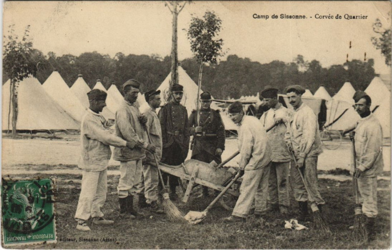 Carte postale ancienne Camp de Sissonne Corvee de quartier à Sissonne