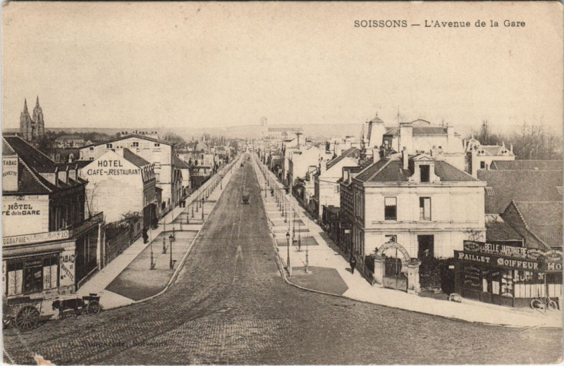Carte postale ancienne Soissons L'Avenue de la gare à Soissons