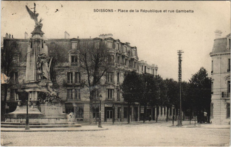 Carte postale ancienne Soissons Place de la republique à Soissons