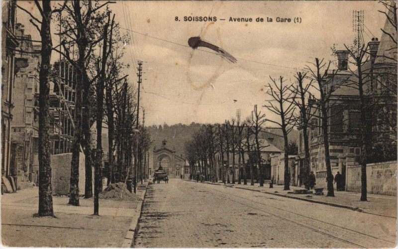 Carte postale ancienne Soissons Avenue de la Gare à Soissons