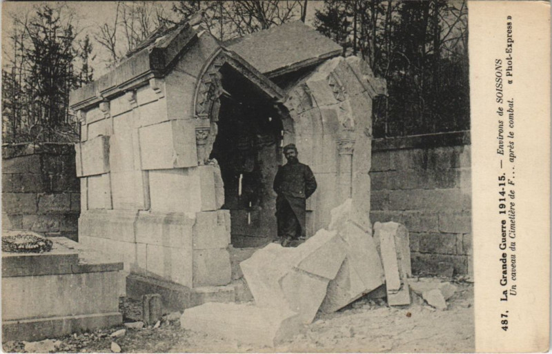 Carte postale ancienne Soissons Caveau du Cimetiere à Soissons