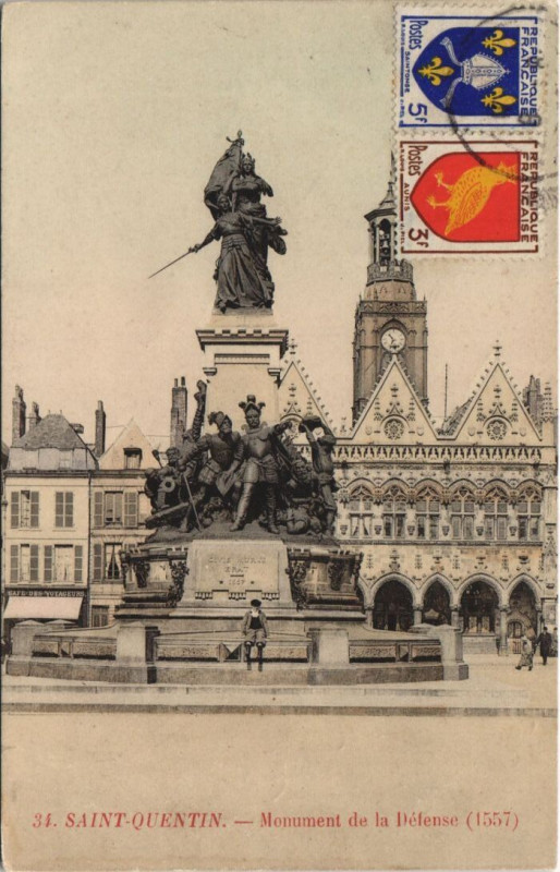 Carte postale ancienne Saint-Quentin Monument de la defense à Saint-Quentin