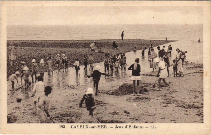 Carte postale ancienne Cayeux-Sur-Mer Jeux d'enfants à Cayeux-sur-Mer