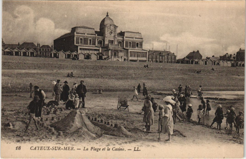 Carte postale ancienne Cayeux-Sur-Mer La Plage et le Casino à Cayeux-sur-Mer