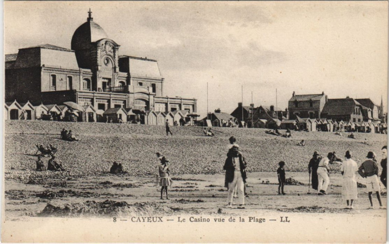 Carte postale ancienne Cayeux-Sur-Mer Le Casino vue de la plage à Cayeux-sur-Mer