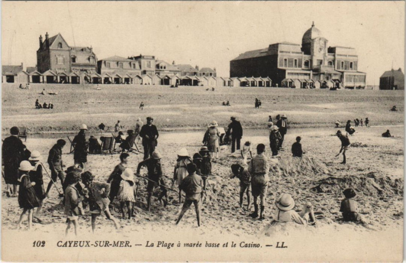 Carte postale ancienne Cayeux-Sur-Mer La Plage a maree basse à Cayeux-sur-Mer