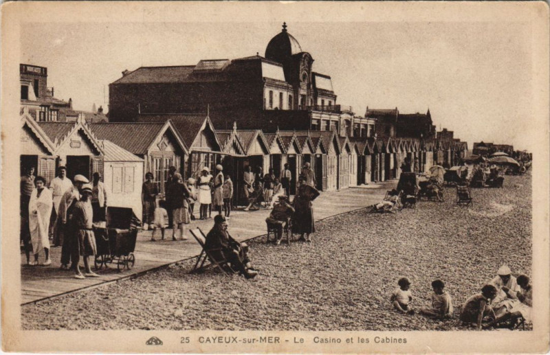 Carte postale ancienne Cayeux-Sur-Mer Le Casino et les cabines à Cayeux-sur-Mer