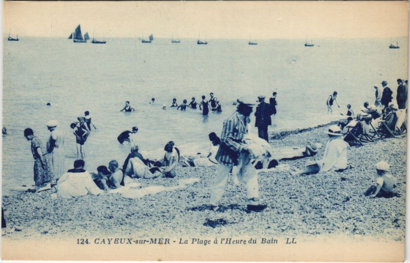 Carte postale ancienne Cayeux-Sur-Mer La Plage a l'heure du bain à Cayeux-sur-Mer