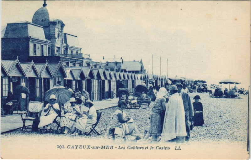 Carte postale ancienne Cayeux-Sur-Mer Les Cabines et le Casino à Cayeux-sur-Mer