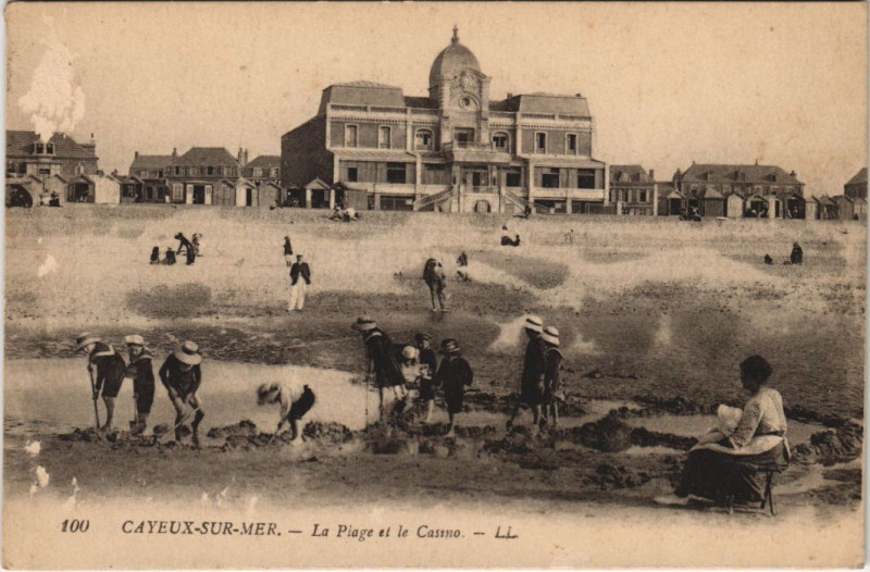Carte postale ancienne Cayeux-Sur-Mer La Plage et le Casino à Cayeux-sur-Mer
