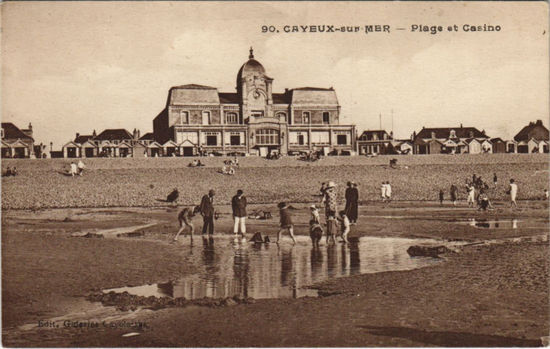 Carte postale ancienne Cayeux-Sur-Mer La Plage et le Casino à Cayeux-sur-Mer