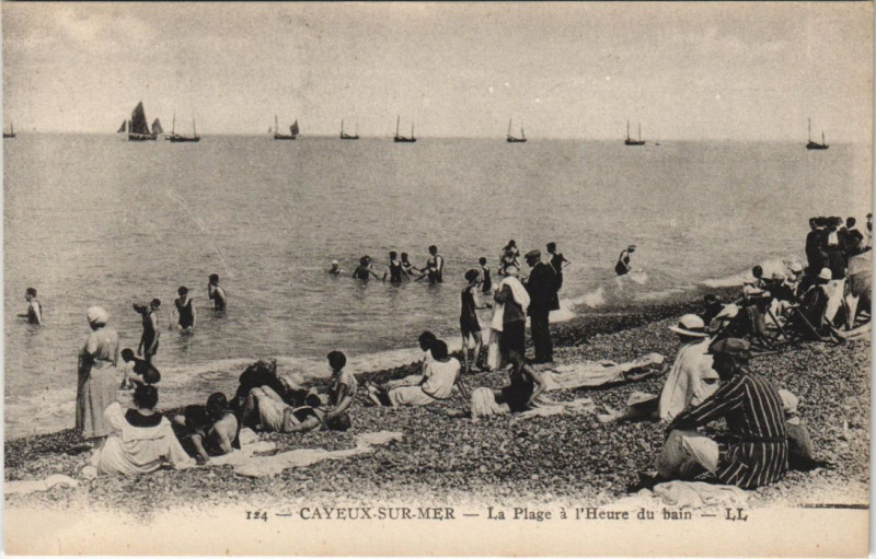 Carte postale ancienne Cayeux-Sur-Mer La Plage a l'heure du bain à Cayeux-sur-Mer