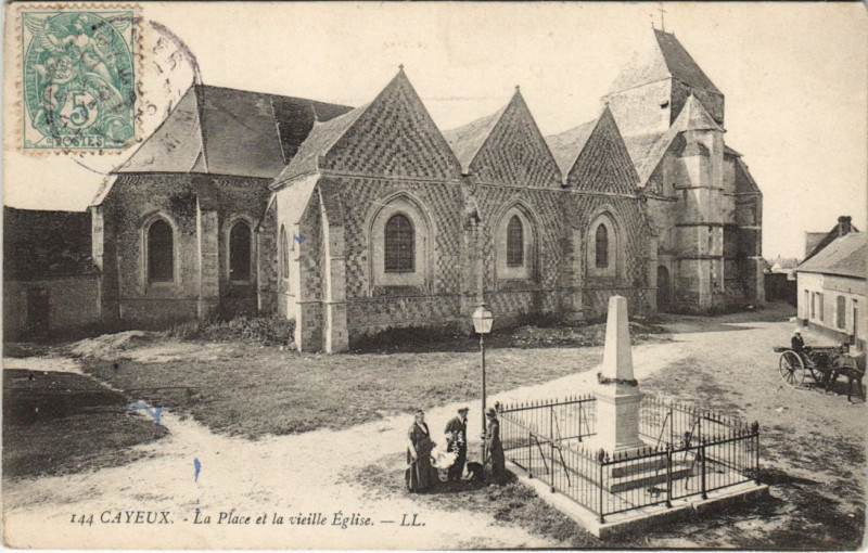Carte postale ancienne Cayeux-Sur-Mer Vieille Eglise et la Place à Cayeux-sur-Mer