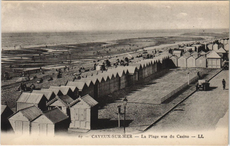 Carte postale ancienne Cayeux-Sur-Mer La Plage vue du Casino à Cayeux-sur-Mer