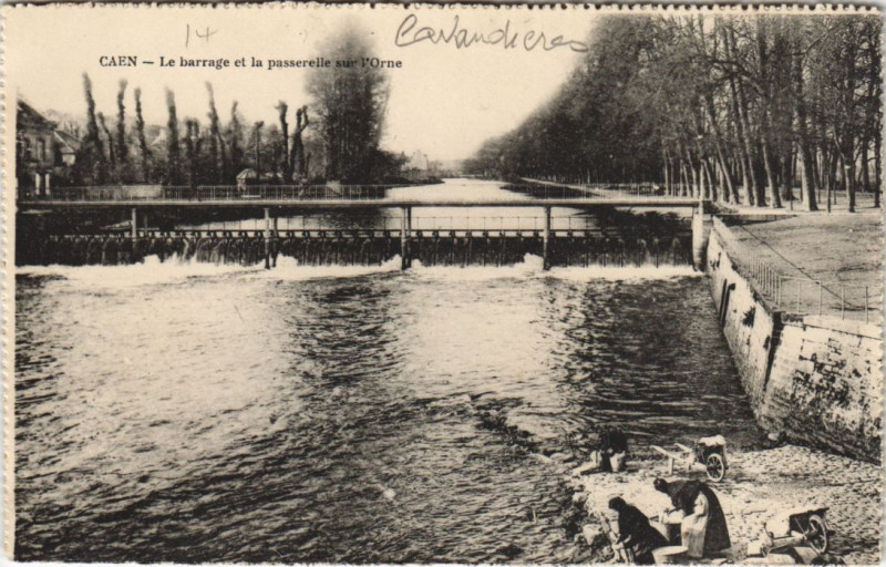 Carte postale ancienne Caen Le Barrage et la Passerelle sur l'Orne à Caen